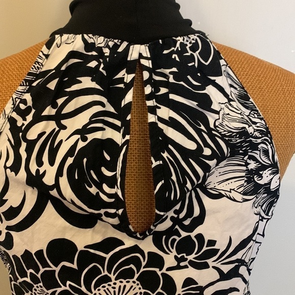 Women's Sleeveless Turtleneck Blouse - Picture 4 of 9